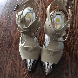 Pointed toe suede sandal